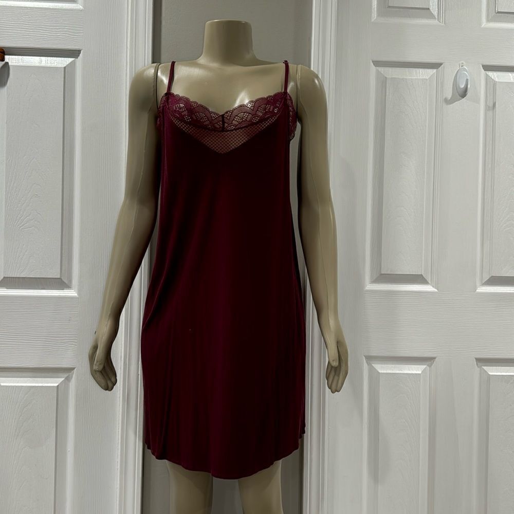HANRO  LACE CHEMISE